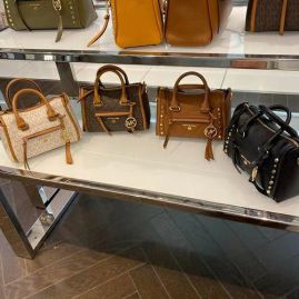 Picture of Michael Kors Lady Handbags _SKUfw106641570fw